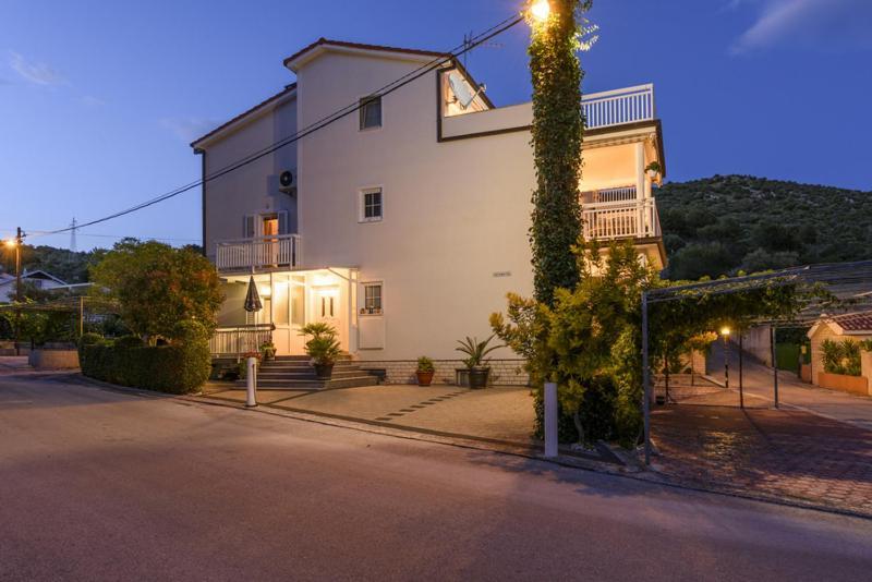 Apartments Luka - Trogir, Marina 150M From The Beach Exterior foto